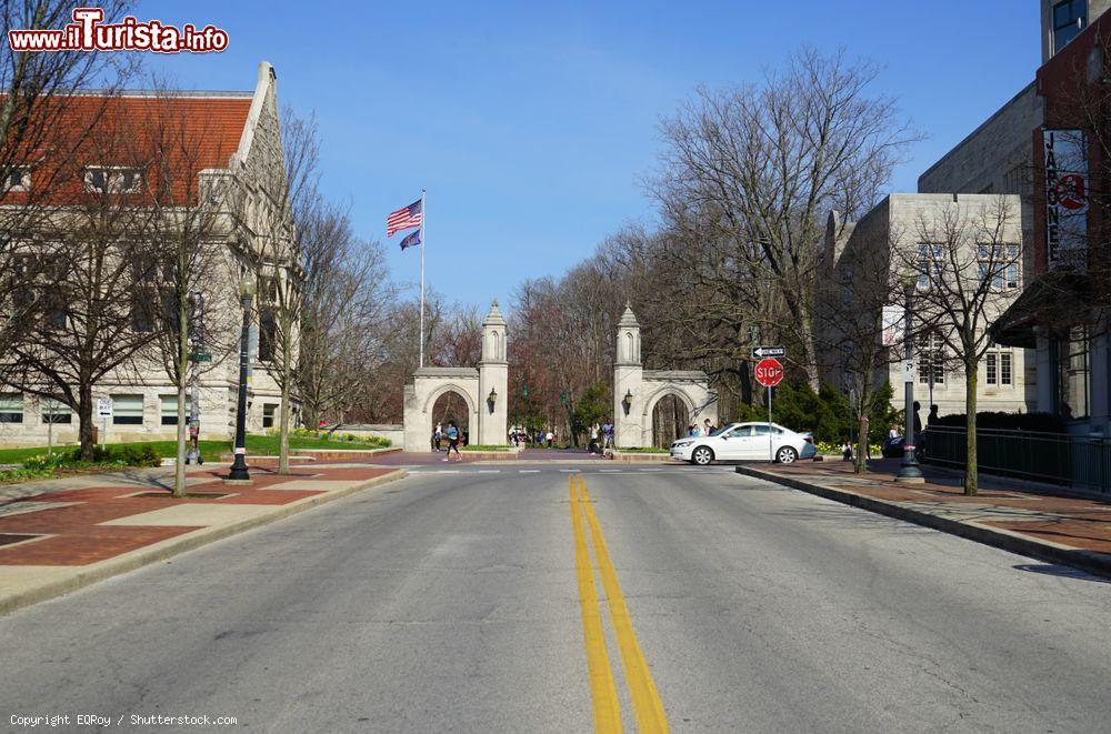 Immagine Veduta di Kirkwood Street attraverso il campus dell'Indiana University a Bloomington, USA. Si tratta della principale università pubblica di ricerca situata nel Midwest degli Stati Uniti - © EQRoy / Shutterstock.com