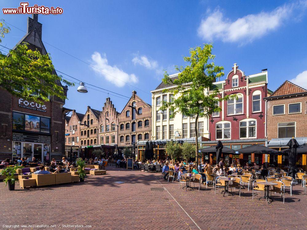 Immagine Veduta di Korenmarkt square nel centro di Arnhem (Olanda) con gente in relax al sole - © www.hollandfoto.net / Shutterstock.com