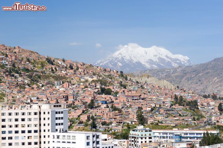 Immagine Veduta di La Paz, Bolivia. Situata in una valle circondata da alte montagne, La Paz si è poi espansa su colline con una variazione di altitudine fra i 3200 e 4100 metri. Sullo sfondo la tripla cima innevata dell'Illimani che raggiunge quota 6462 metri - © Chris Howey / Shutterstock.com