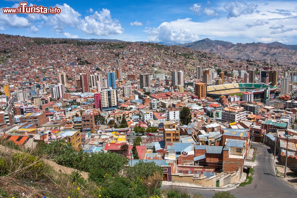 Immagine Veduta di La Paz da El Alto, Bolivia. Questo comune si trova nell'altopiano andino, ai margini della capitale La Paz. Assieme a quest'ultima rappresenta il nucleo abitativo principale dell'intero paese.