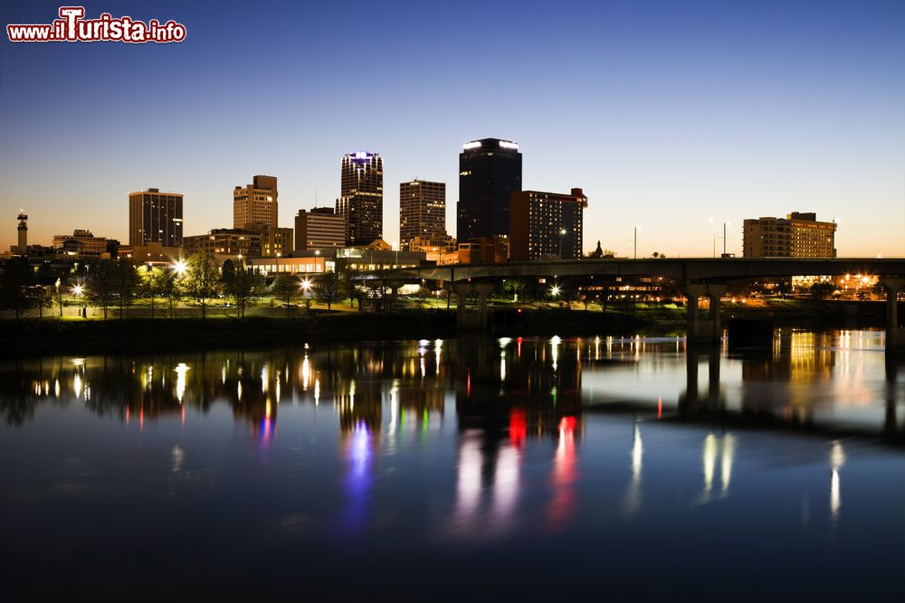 Immagine Veduta di Little Rock by night (Arkansas), Stati Uniti d'America.