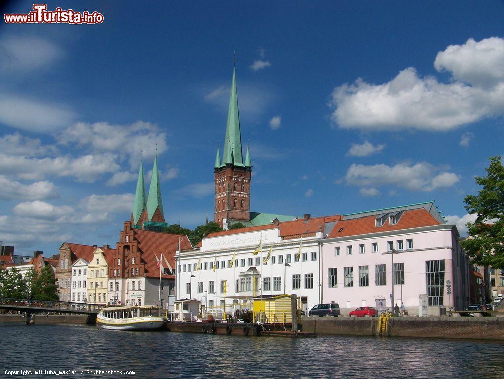 Immagine Veduta di Lubecca con la chiesa di Santa Maria e quella di San Pietro dal fiume Trave, Germania - © mikluha_maklai / Shutterstock.com