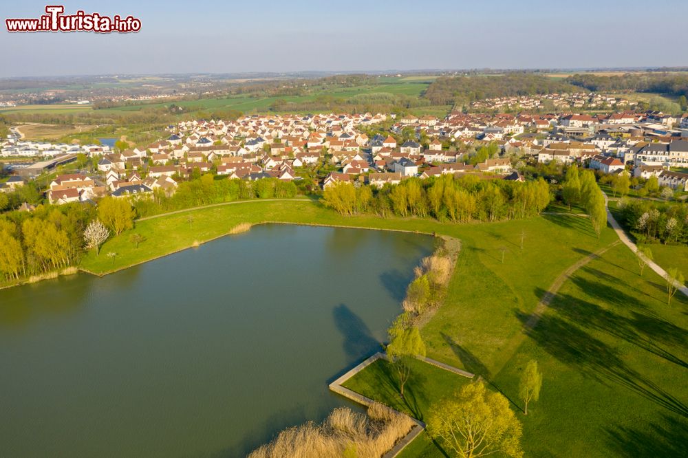 Immagine Veduta di Magny-le-Hongre, dipartimento Senna e Marna, affacciata sull'omonimo lago (Francia).