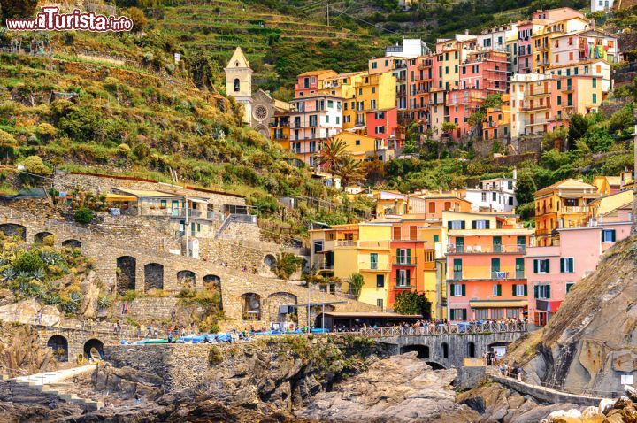 Immagine Veduta di Manarola, Patrimonio dell'Unesco, Cinque Terre, Liguria. Il suo nome deriva dal latino "Manium arula" con il significato di tempietto dedicato ai Mani. Il villaggio, come gli altri delle Cinque Terre, è formato da case torri arroccate su un promontorio scosceso di roccia scura.