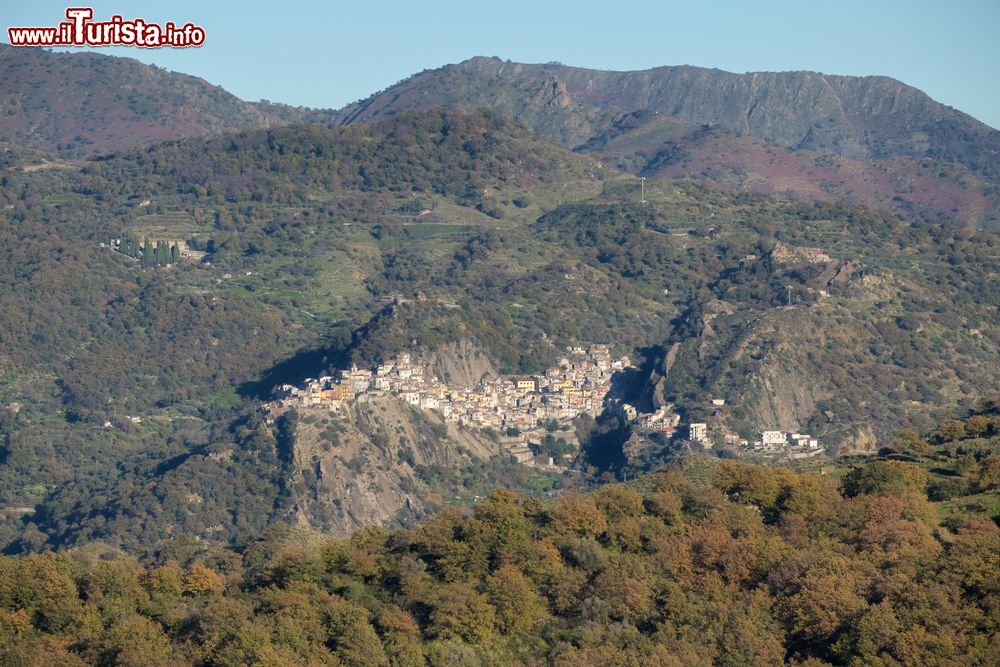 Immagine Veduta di Motta Camastra, Sicilia, sul costone di arenaria dei monti Peloritani.