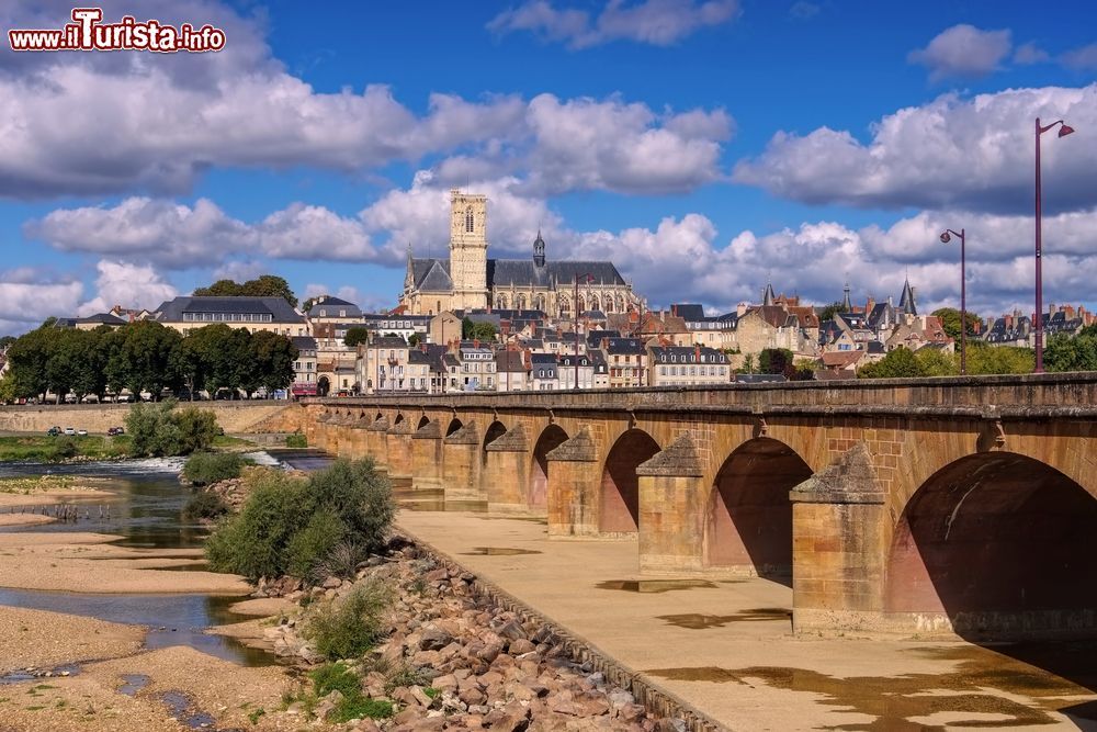 Immagine Veduta di Nevers, Borgogna-Franca Contea, con la cattedrale e il fiume Loira (Francia). La città, dominata dalla sagoma della cattedrale gotica, custodisce un importante patrimonio architettonico e artistico.