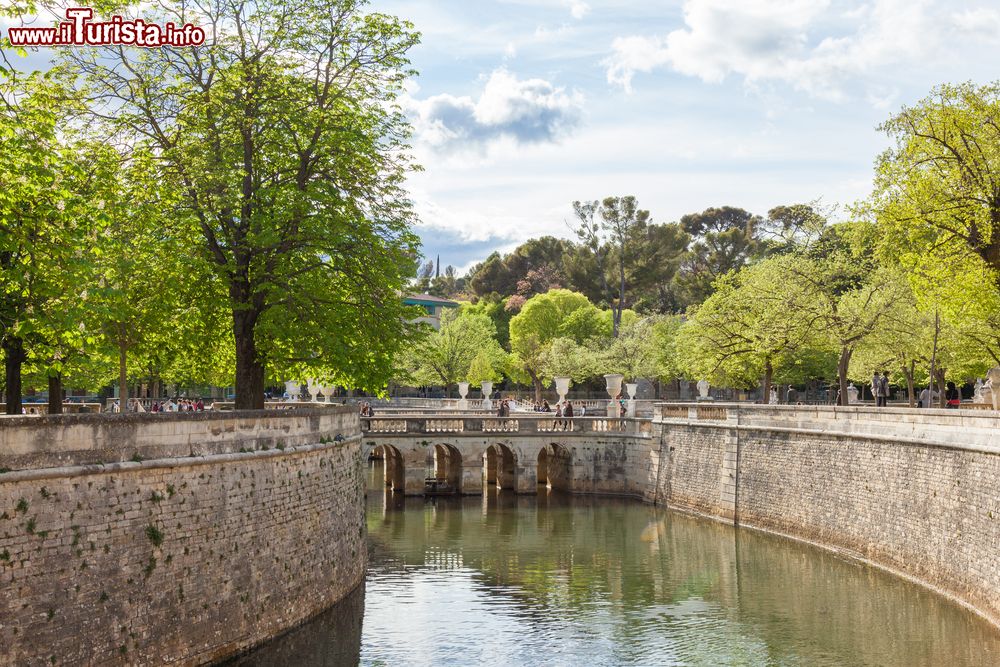 Immagine Veduta di Nimes con i Giardini della Fontana, Francia.