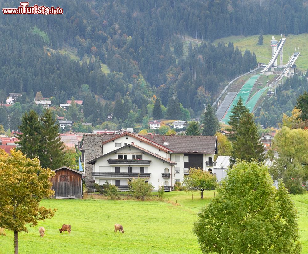 Immagine Veduta di Oberstdorf (Germania) con il trampolino per il salto con gli sci sullo sfondo. Questa località è famosa per gli sport invernali.