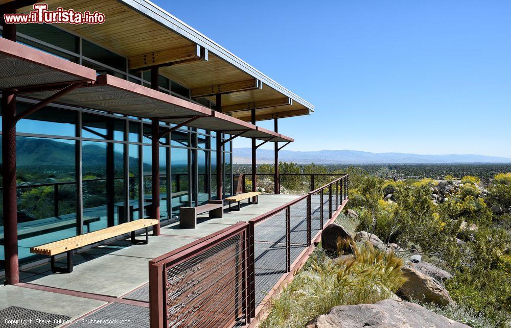 Immagine Veduta di Palm Springs dal patio del Tahquitz Canyon Visitor Center (California). Il canyon è una delle aree più suggestive all'interno dell'Agua Caliente Reservation  - © Steve Cukrov / Shutterstock.com