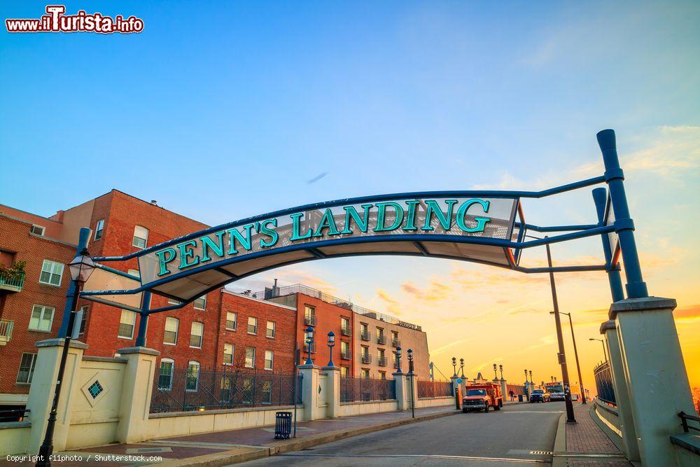 Immagine Veduta di Penn's Landing e Market street a Philadelphia, Pennsylvania (USA) a mezzogiorno. Questo vivace quartiere cittadino è fra i preferiti dalla famiglie per via della presenza numerosa di ristoranti etnici e parchi - © f11photo / Shutterstock.com