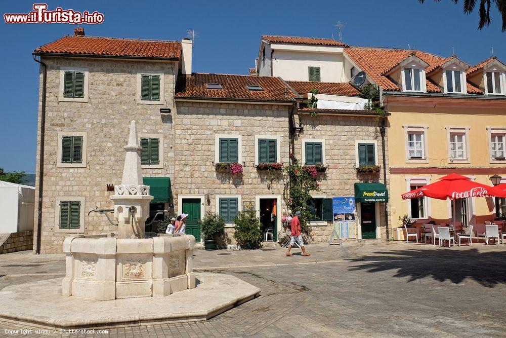 Immagine Veduta di piazza Bellavista con la fontana a Herceg Novi, Montenegro. Pur vantando oltre 620 anni di storia alle spalle, Herceg Novi è una delle cittadine più recenti della baia - © windu / Shutterstock.com