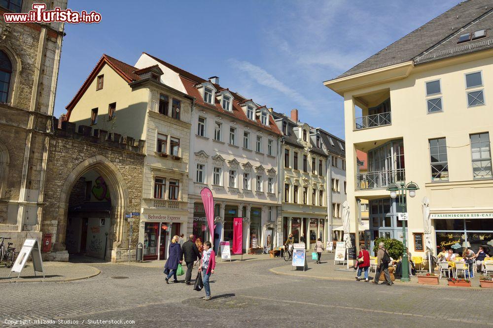 Immagine Veduta di Piazza del Mercato all'incrocio con Kaufstrasse Street a Weimar, Germania. Qui si affacciano palazzi storici e attività commerciali - © Alizada Studios / Shutterstock.com