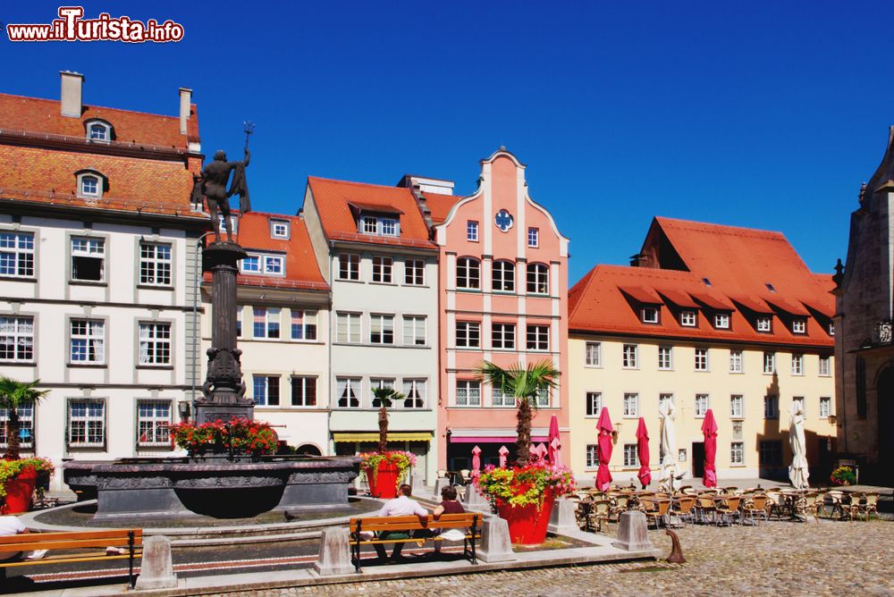 Immagine Veduta di Piazza del Mercato nel centro di Lindau, Germania. Proprio qui, nel cuore pulsante della cittadina, sorgono le due principali chiese: quella cattolica di Nostra Signora e quella protestante di Santo Stefano.