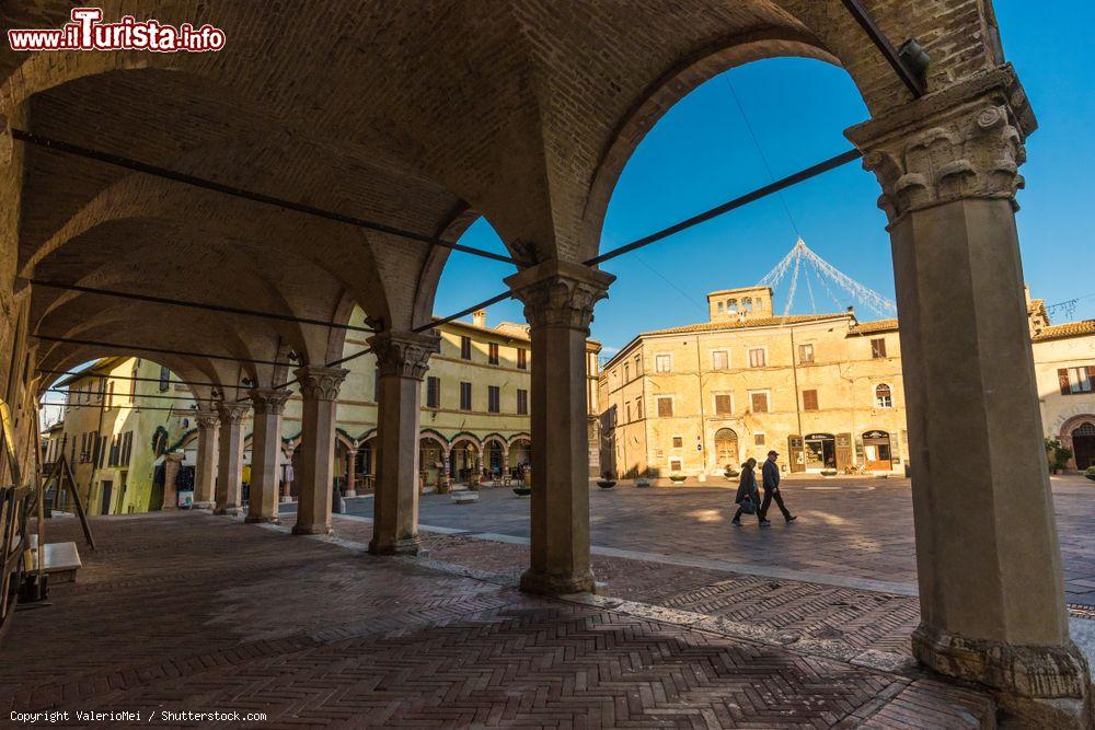 Immagine Veduta di Piazza del Municipio da sotto il porticato del Palazzo Comunale, Montefalco, Umbria - © ValerioMei / Shutterstock.com