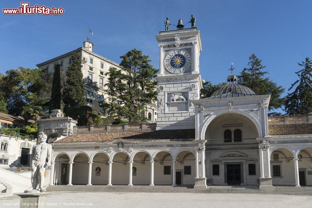 Immagine Veduta di Piazza della Libertà con la loggia di San Giovanni sullo sfondo, Udine, Friuli Venezia Giulia. Quest'opera, realizzata nel 1533 dall'architetto lombardo Bernardino da Morcote, si presenta con uno stile tipicamente brunelleschiano - © Sergio Delle Vedove / Shutterstock.com