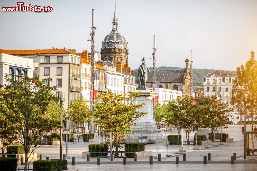 Immagine Veduta di Piazza Jaude con la luce del mattino a Clermont-Ferrand, Francia.