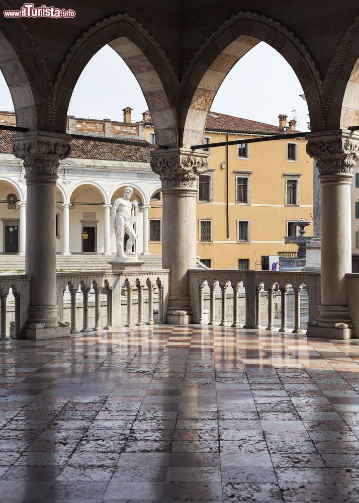 Immagine Veduta di piazza Libertà con la statua di Ercole dalla loggia del Municipio di Udine, Friuli Venezia Giulia