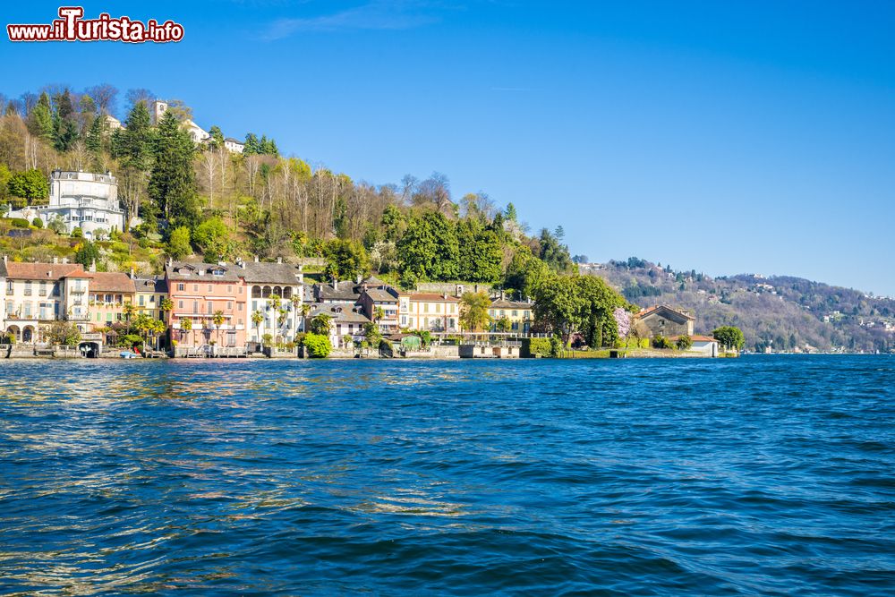 Immagine Veduta di Piazza Motta a Orta San Giulio da una nave taxi, Piemonte, Italia. La piazza dedicata a Mario Motta, partigiano del Cusio, è il salotto di questo antico borgo che sorge all'estremità di un promontorio che da oriente si protende verso le acque del lago d'Orta. 