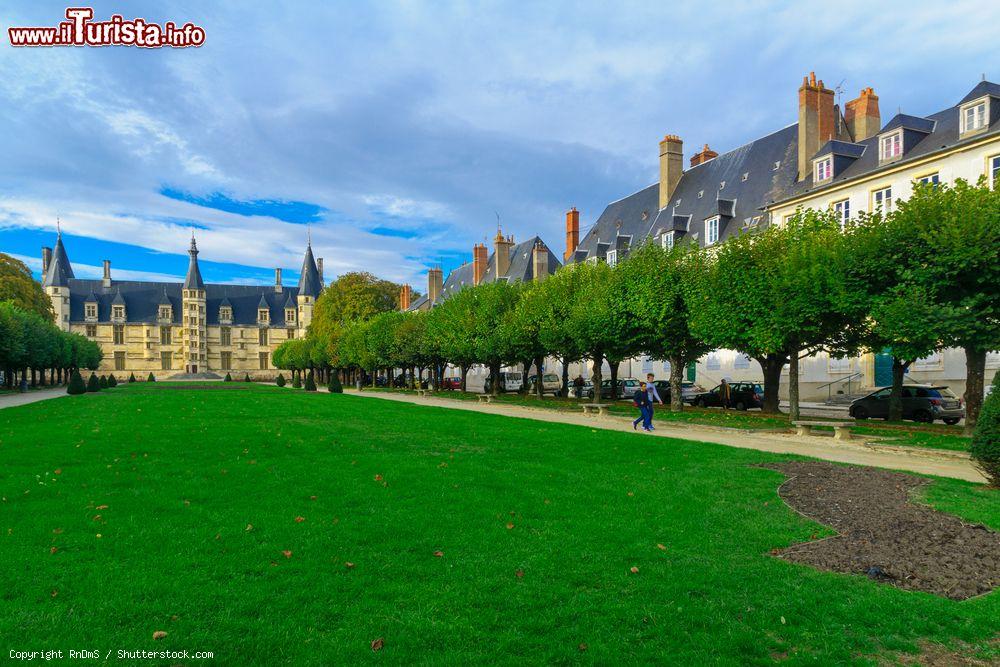 Immagine Veduta di piazza Repubblica e del Palazzo Ducale a Nevers con visitatori, Francia - © RnDmS / Shutterstock.com