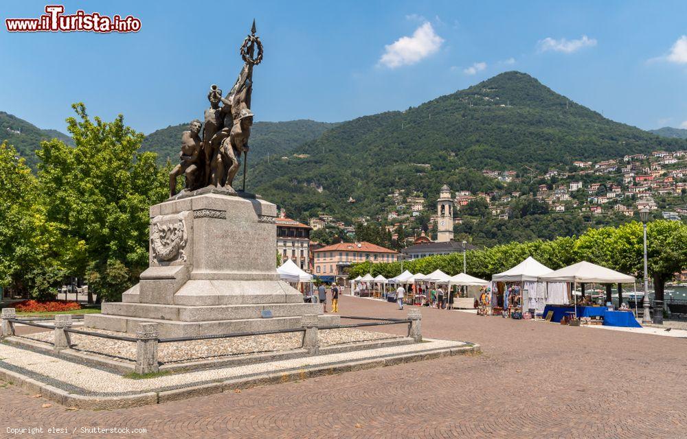 Immagine Veduta di Piazza Risorgimento e il mercato di Cernobbio, Lombardia - © elesi / Shutterstock.com