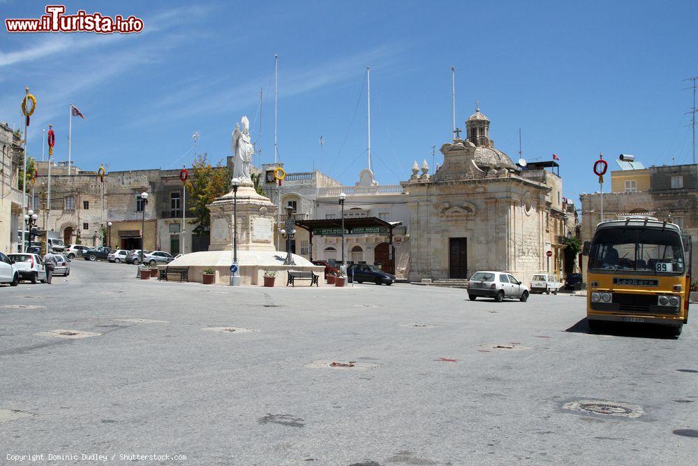 Immagine Veduta di Piazza San Nicola nella città di Siggiewi, Malta, in una giornata di sole. Si tratta della principale piazza di questa graziosa località abitata da 9 mila persone - © Dominic Dudley / Shutterstock.com