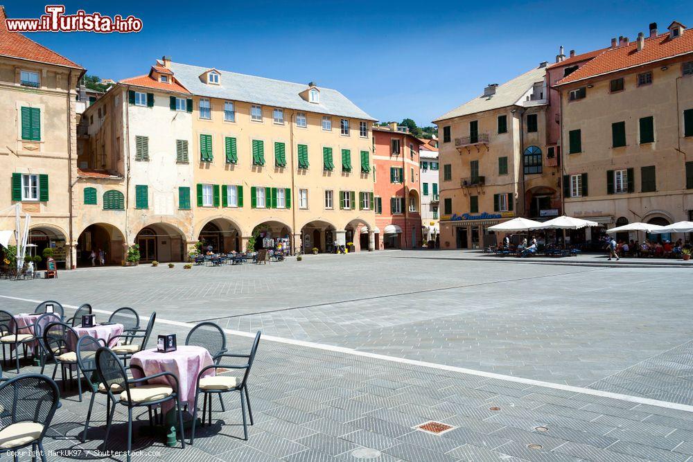 Immagine Veduta di Piazza Vittorio Emanuele II° a Finale Ligure, provincia di Savona (Liguria) - © MarkUK97 / Shutterstock.com