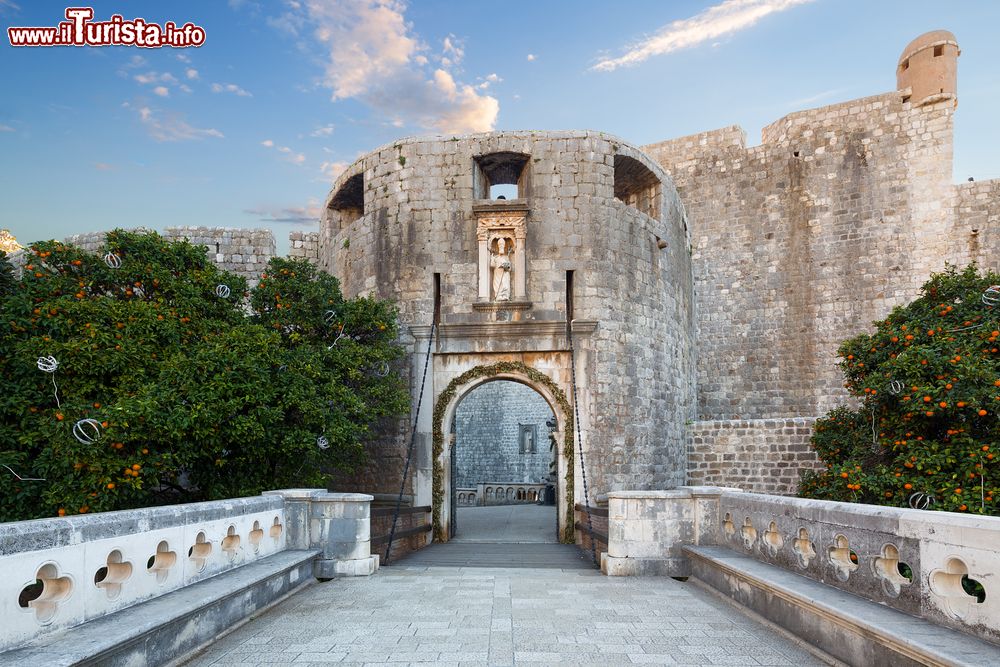 Immagine Veduta di Pile Gate, ingresso alla città di Dubrovnik, Croazia. Questa favolosa porta venne costruita nel 1537. In una nicchia sopra l'arco rinascimentale si trova la statua di San Biagio, patrono cittadino.