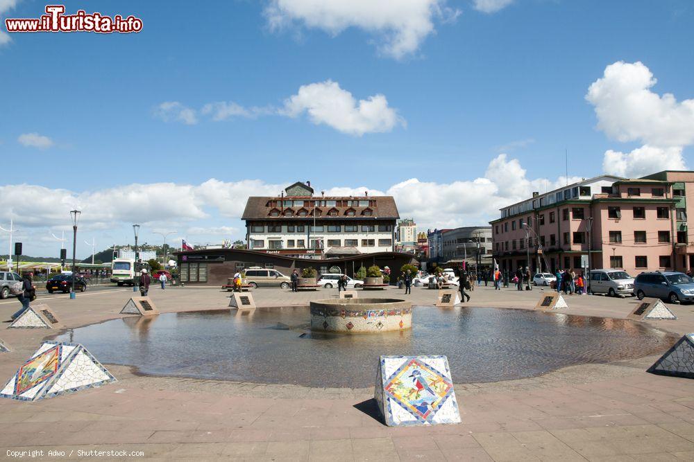 Immagine Veduta di plaza Costanera vicino al litorale nella città portuale di Puerto Montt, Cile - © Adwo / Shutterstock.com