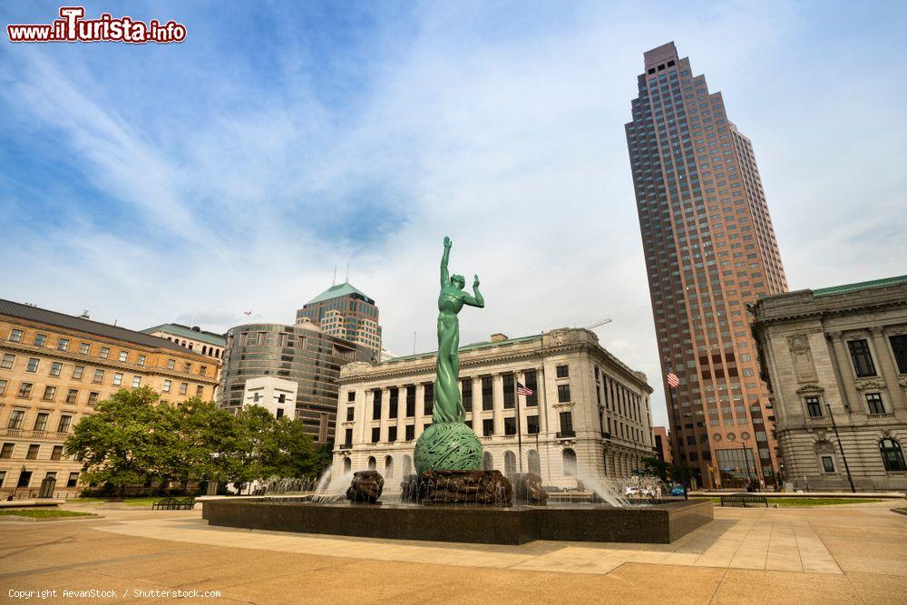 Immagine Veduta di Public Square con la fontana della Vita Eterna nel centro di Cleveland, Ohio (USA) - © AevanStock / Shutterstock.com