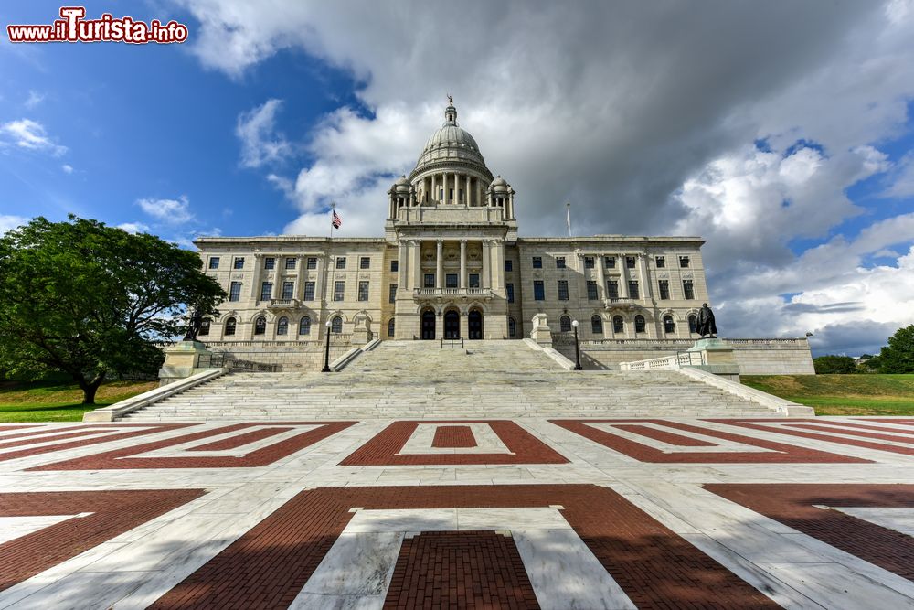 Immagine Veduta di Rhode Island State House a Providence, capitale dello stato di Rhode Island, USA. Costruito fra il 1895 e il 1904, il Campidoglio ha subito notevoli modifiche nel corso degli ultimi decenni del Novecento. La sua cupola è la quarta al mondo per grandezza.