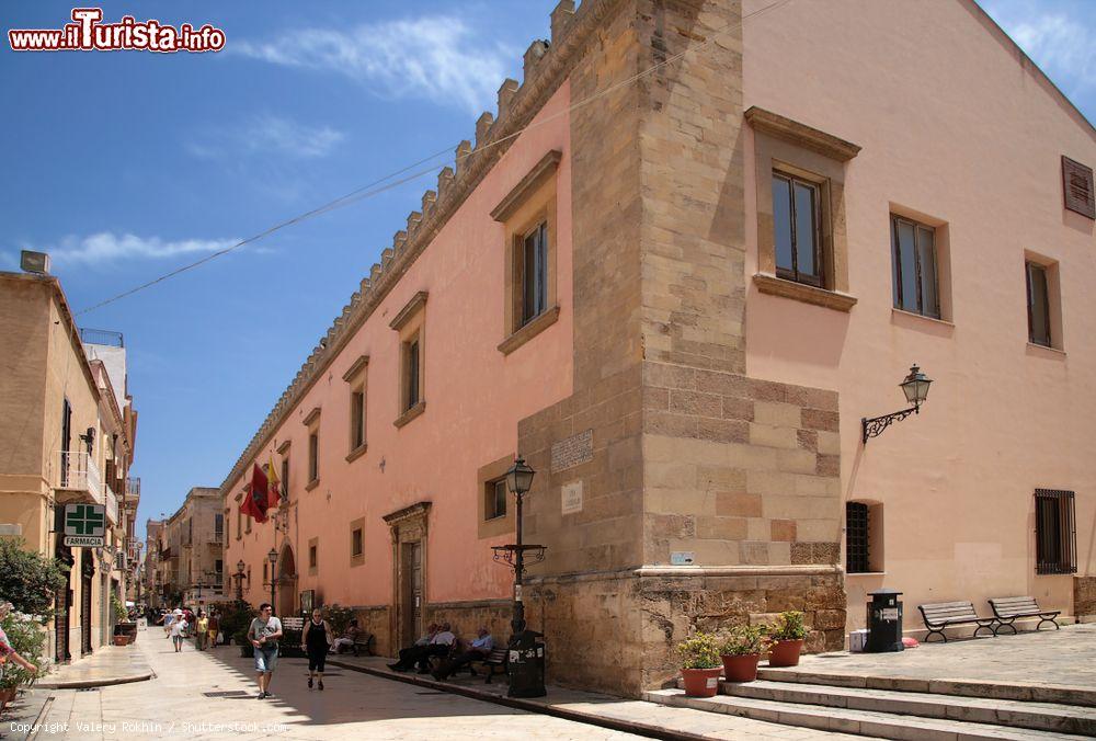 Immagine Veduta di strada Garibaldi a Marsala, Sicilia. Situata sul Capo Boeo dela Trinacria, la città è famosa per lo sbarco di Garibaldi e dei Mille nel maggio 1860 - © Valery Rokhin / Shutterstock.com