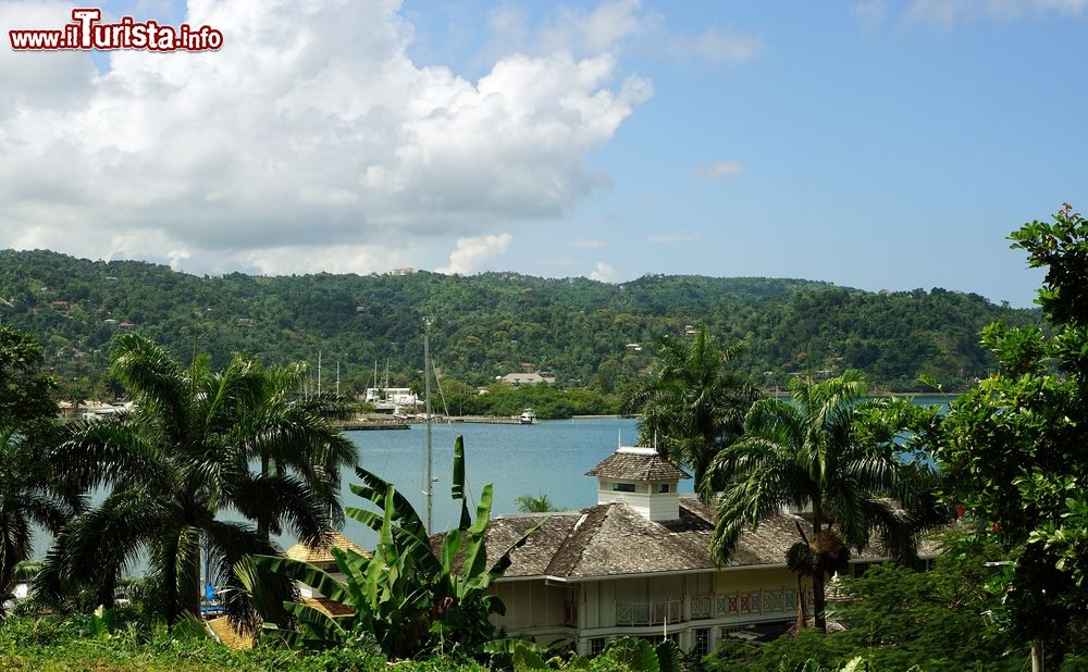 Immagine Veduta di Twin Harbors a Port Antonio con il mare e le montagne sullo sfondo, Giamaica. I due porti gemelli, separati dalla Titchfield Peninsula.