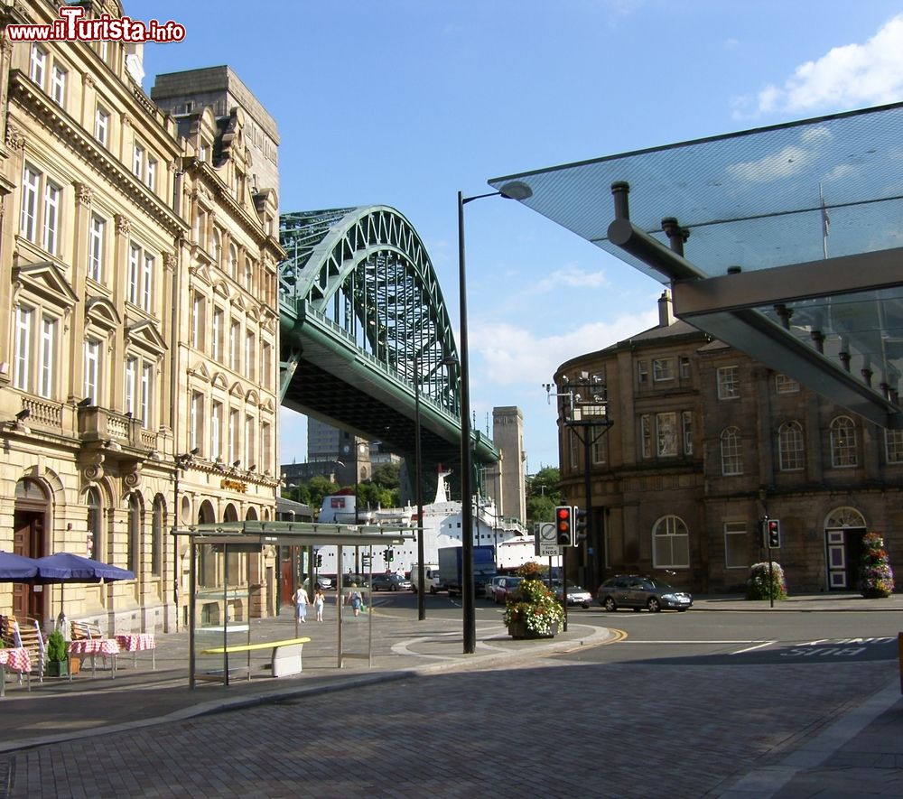 Immagine Veduta di Tyne Bridge e Quayside a Newcastle upon Tyne, Inghilterra. Quayside è un'area lungo le rive del fiume Tyne divenuta fra le attrazioni principali della cittadina: ospita ristoranti e caffé. In origine area industriale, è stata recentemente riqualificata.