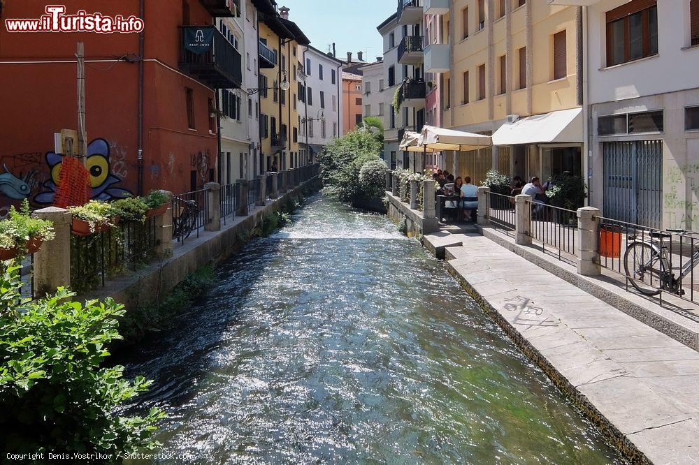 Immagine Veduta di un canale di Udine con locali e abitazioni, Friuli Venezia Giulia - © Denis.Vostrikov / Shutterstock.com