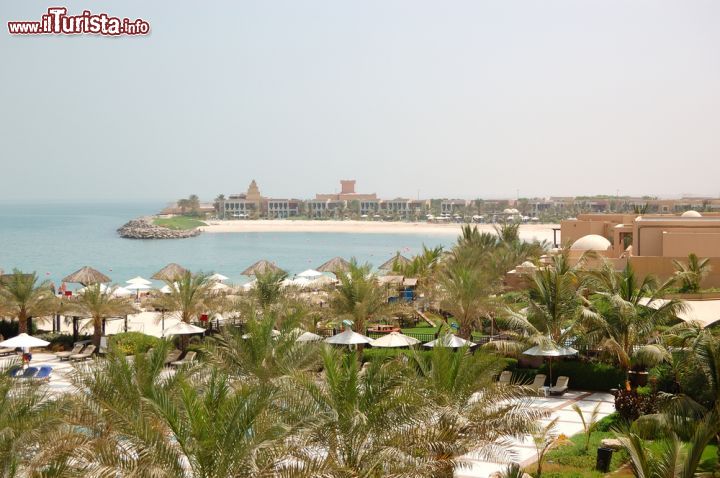 Immagine Veduta di un hotel di lusso affacciato sul mare a Ras al-Khaimah, Emirati Arabi Uniti - © 131892152 / Shutterstock.com