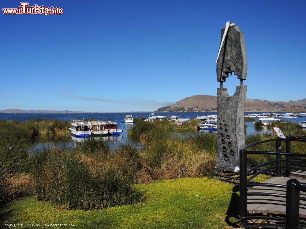 Immagine Veduta di un monumento al mais nel porto della città di Puno, lago Titicaca, Perù. L'economia locale è legata al porto commerciale e alla produzione di alcuni cereali - © F. A. Alba / Shutterstock.com