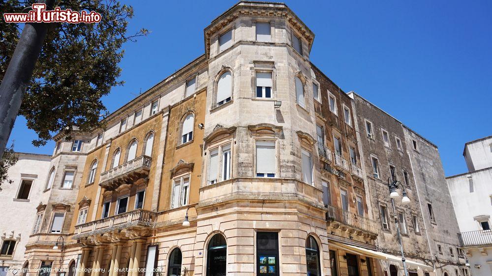 Immagine Veduta di un palazzo antico ad angolo in piazza XX Settembre a Martina Franca, Puglia - © Sergio Monti Photography / Shutterstock.com