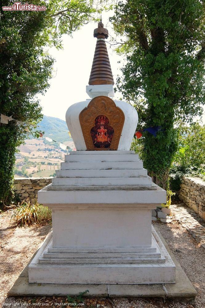 Immagine Veduta di un piccolo stupa buddista nel borgo di Pennabilli, Emilia Romagna. E' stato costruito in occasione dei 250 anni della scomparsa di frà Orazio Olivieri, missionario di Pennabilli che partì alla volta del Tibet nel 1712 e dove vi rimase sino alla morte avvenuta nel 1745 - © Denis.Vostrikov / Shutterstock.com