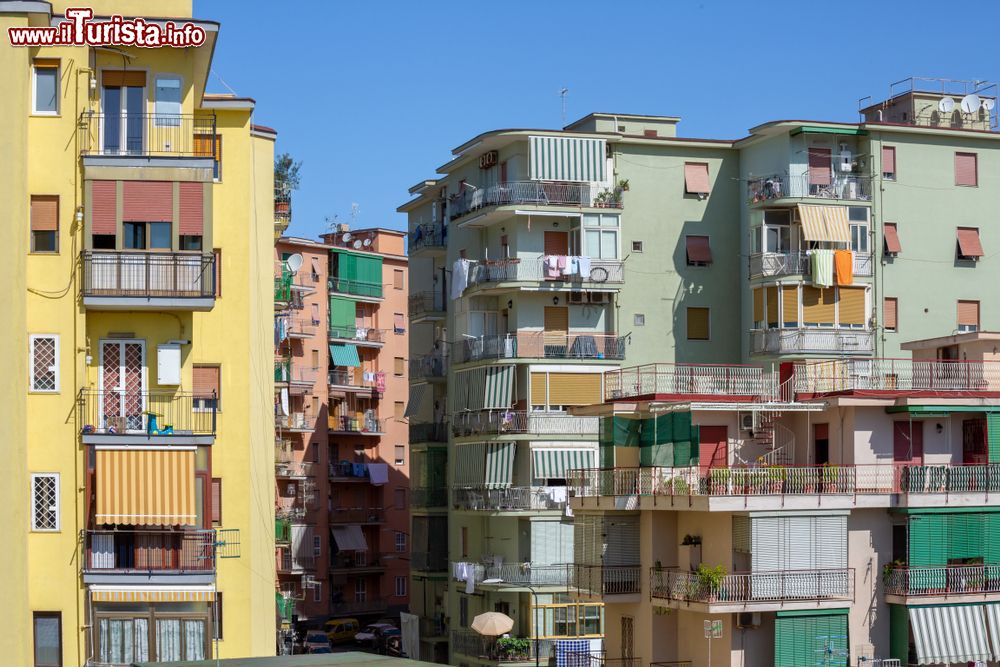 Immagine Veduta di un quartiere di Torre del Greco (Napoli) con edifici colorati, Campania.