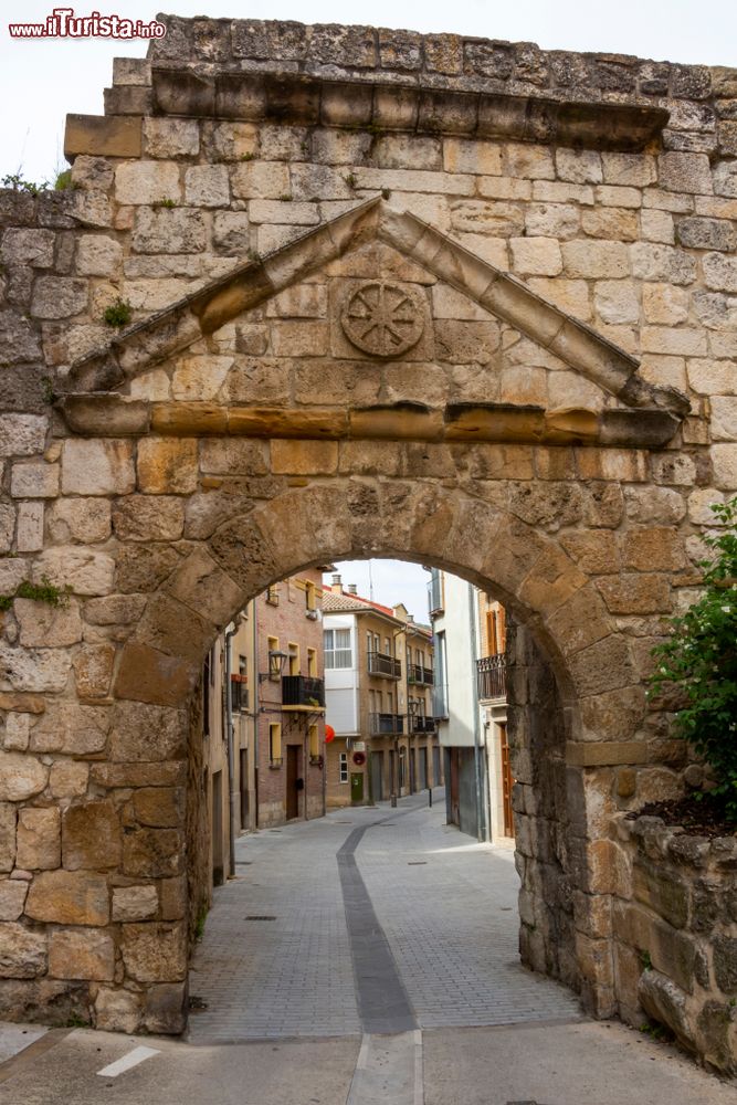 Immagine Veduta di un vicolo della città di Estella dalla Puerta de Castilla, Navarra, Spagna.