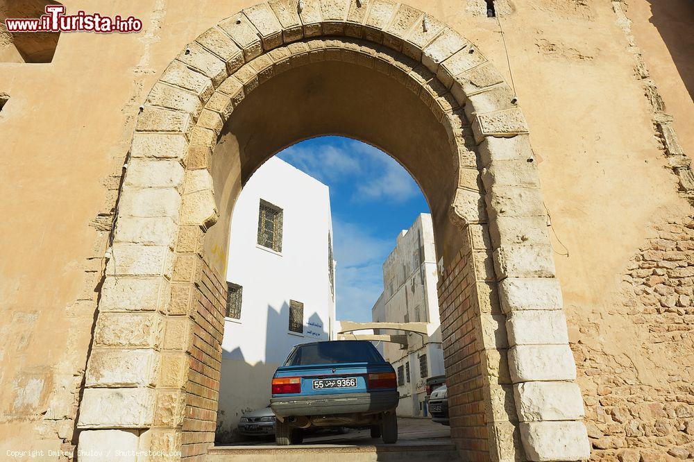 Immagine Veduta di una delle porte di ingresso alla Medina di Sfax, Tunisia. Le due originarie porte d'ingresso della Medina sono state affiancate nel corso del XX° secolo da alcune altre come Bab El Ksar e Bab Djedid per ridurre i flussi attraverso i due ingressi principali - © Dmitry Chulov / Shutterstock.com