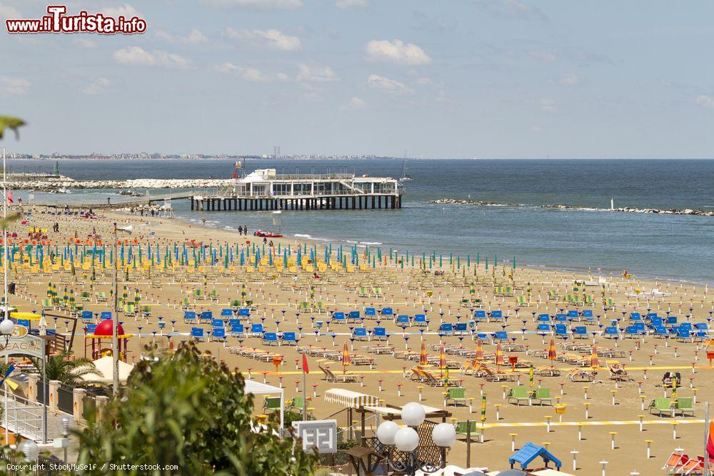 Immagine Veduta di una grande spiaggia vuota in primavera a Gabicce Mare, Marche. Sullo sfondo, il molo con un ristorante - © StockMySelf / Shutterstock.com