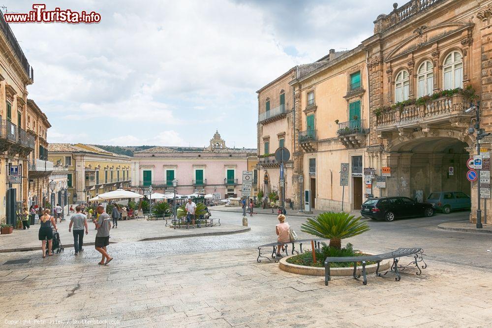 Immagine Veduta di una piazza nel centro di Ragusa, Sicilia. Edifici e palazzi signorili si affacciano su questa suggestiva piazzetta frequentata da residenti e turisti - © Petr Jilek / Shutterstock.com