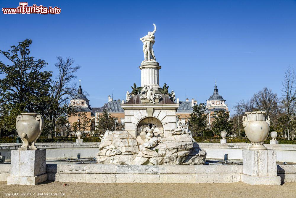 Immagine Veduta di una statua in marmo nel giardino del palazzo reale di Aranjuez, Spagna. Siamo in una delle residenze del re di Spagna  - © KarSol / Shutterstock.com