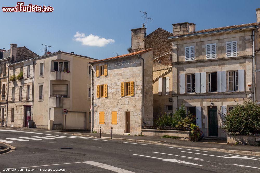 Immagine Veduta di una strada a Nantes, Francia. Porta d'ingresso alla Bretagna e alla Valle della Loira, questa città francese è riconosciuta da tutti come la capitale europea del buon vivere - © John_Silver / Shutterstock.com