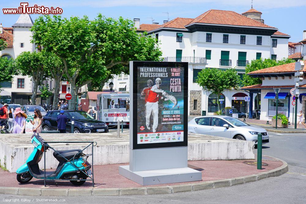 Immagine Veduta di una strada con auto e gente a passeggio a Saint-Jean-de-Luz, Francia - © EQRoy / Shutterstock.com