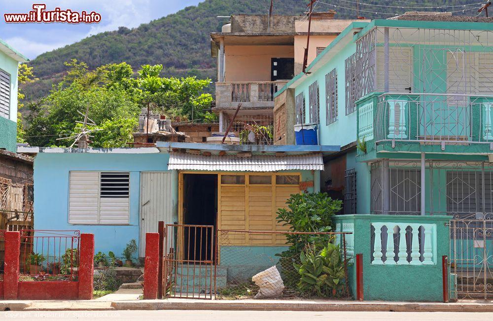 Immagine Veduta di una strada con case dalle facciate colorate a Holguin, Cuba - © alexsvirid / Shutterstock.com