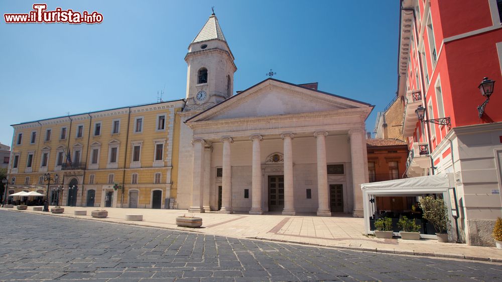 Immagine Veduta di una strada del centro di Campobasso, Molise, Italia. Questa cittadina, di probabili origini longobarde, si trova nella zona compresa fra i fiumi Biferno e Fortore.