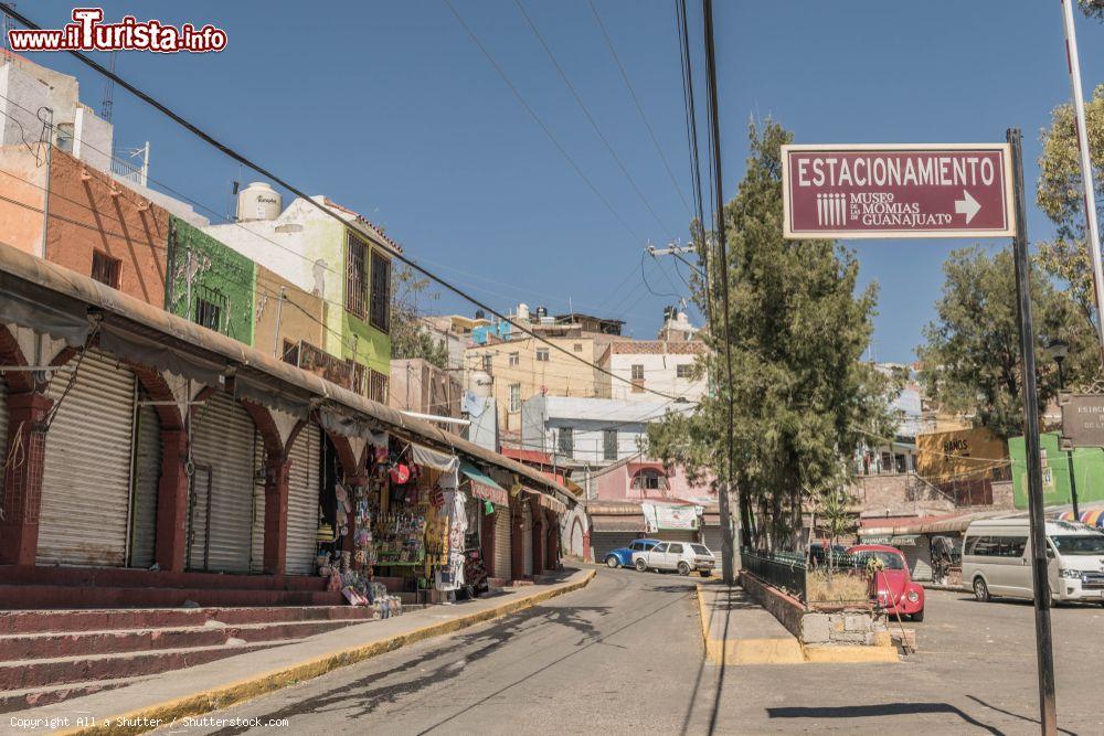 Immagine Veduta di una strada del centro storico di Guanajuato, Messico. Indicazione per l'ingresso al museo delle mummie in una giornata dei sole - © All a Shutter / Shutterstock.com