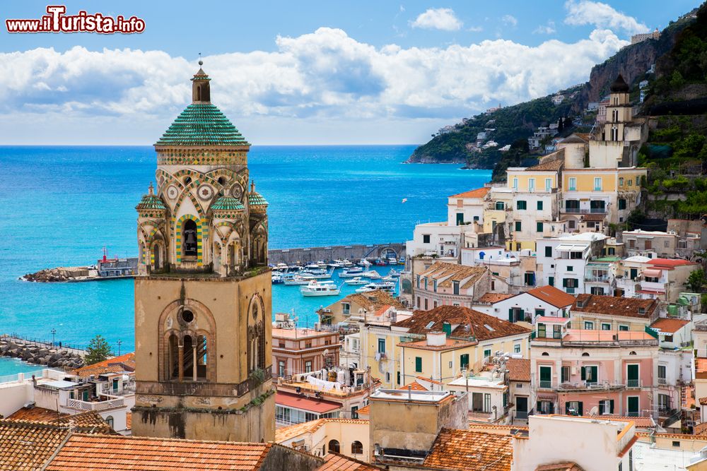 Immagine Veduta di una vecchia chiesa con il borgo di Amalfi e un tratto di mare, Campania.

 